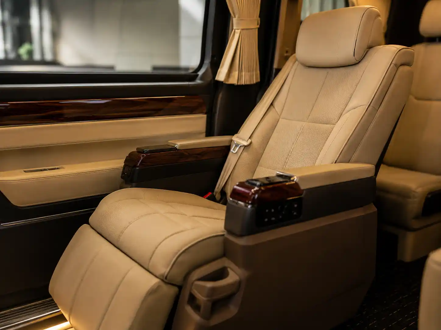 Detail captain seat dan legroom Hiace Premio