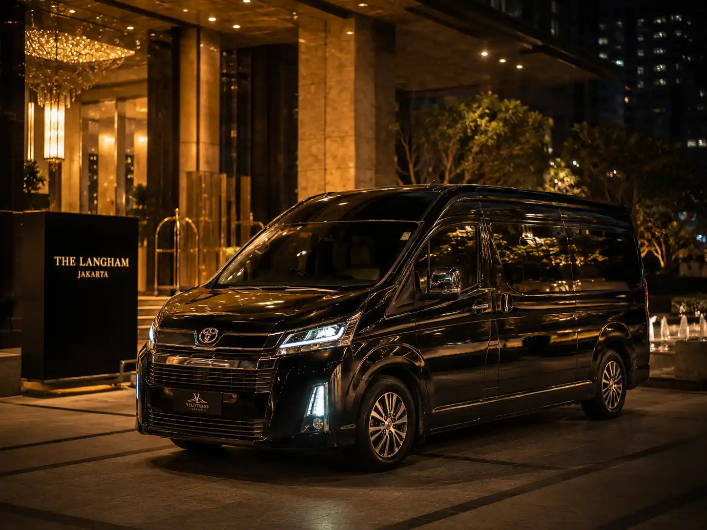 Hiace Premio Velotrans di lobby hotel malam hari